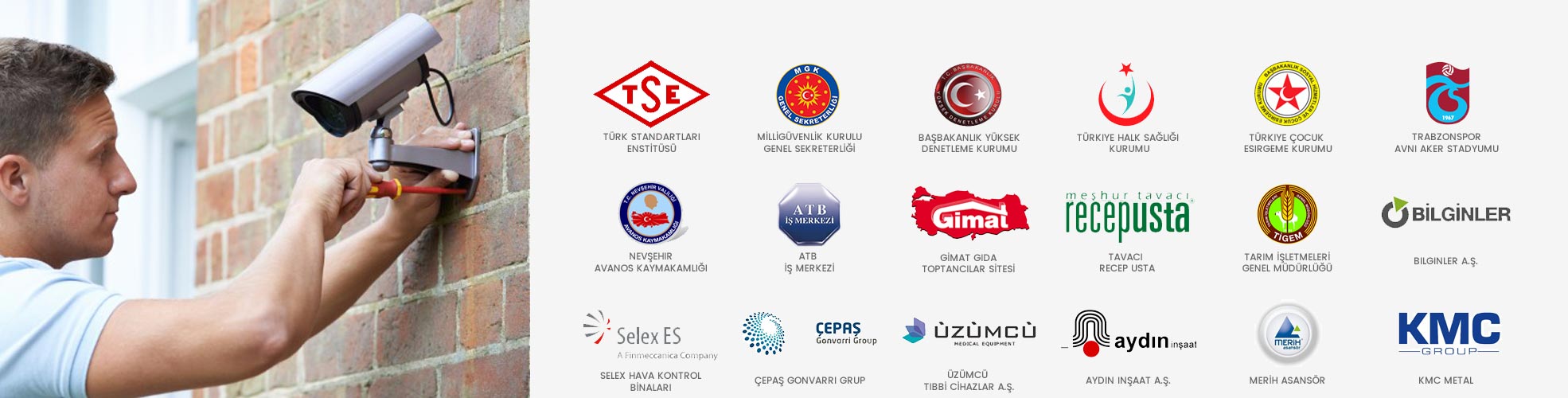 duvar üzerine güvenlik kamerası yerleştiren bir usta ve interno güvenlik referansları